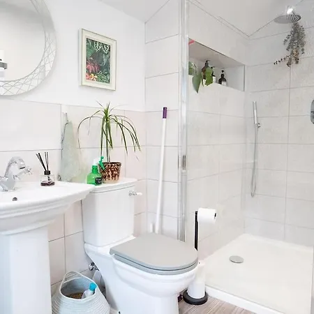 Bridge Terrace - Spacious Living Area, Well Designed & Wood Burner