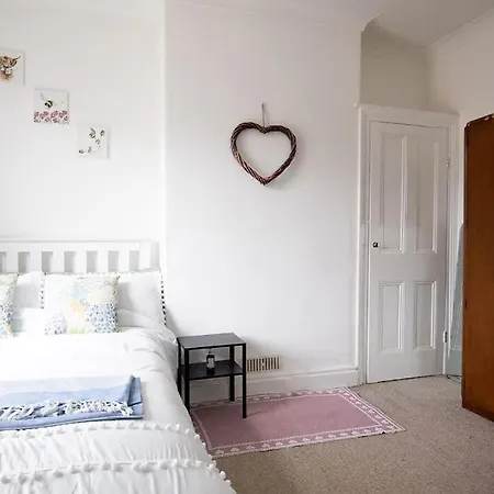 Bridge Terrace - Spacious Living Area, Well Designed & Wood Burner