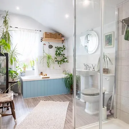 Bridge Terrace - Spacious Living Area, Well Designed & Wood Burner *