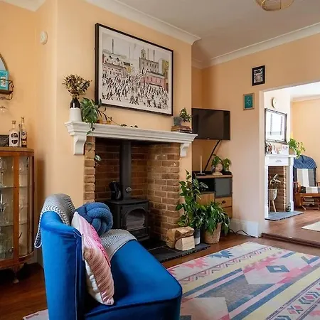 בית נופש Bridge Terrace - Spacious Living Area, Well Designed & Wood Burner *