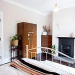 Bridge Terrace - Spacious Living Area, Well Designed & Wood Burner *
